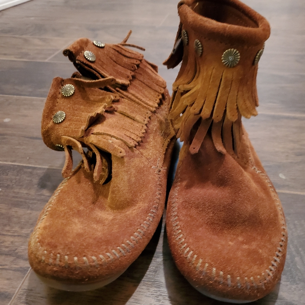 Minnetonka Double Fringe Side Zip Bootie Size 7
